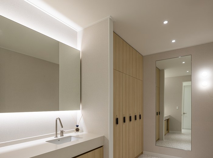 Powder room at HOMMAGE Clinic, Seoul